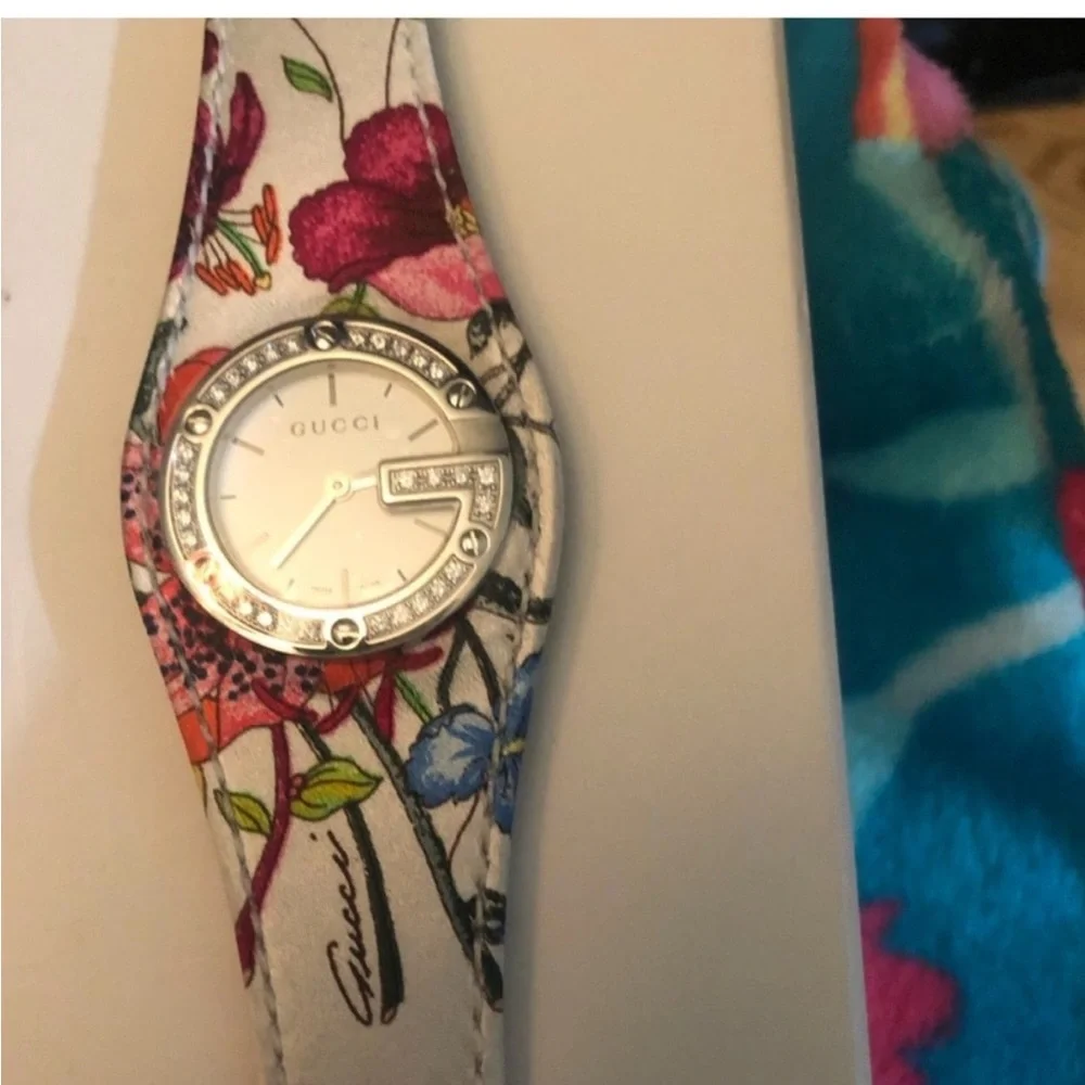 Gucci 2005 HOST PICK Limited edition diamond flower watch NWT Extraordinary Look